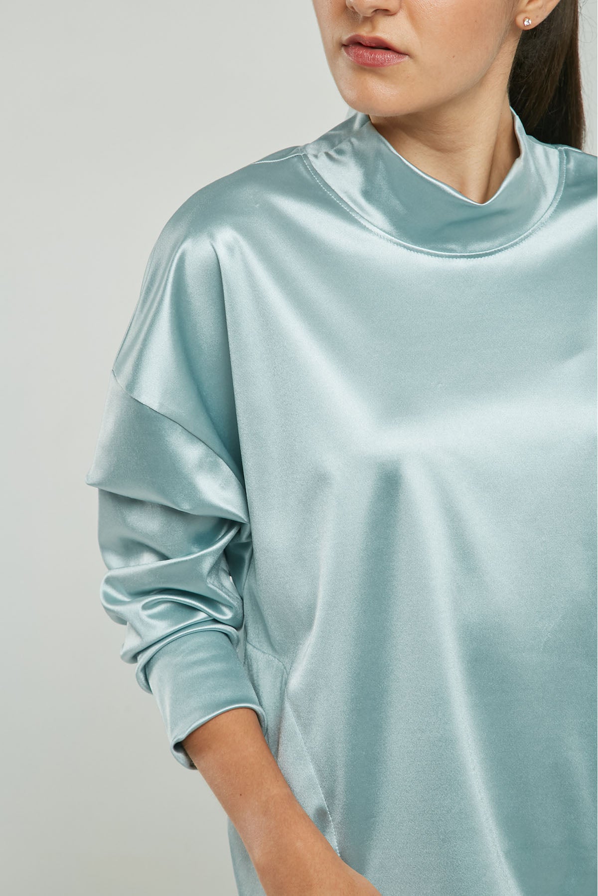 CHOMPA SATIN CUELLO ALTO BOLSILLOS LADOS MANGA LARG