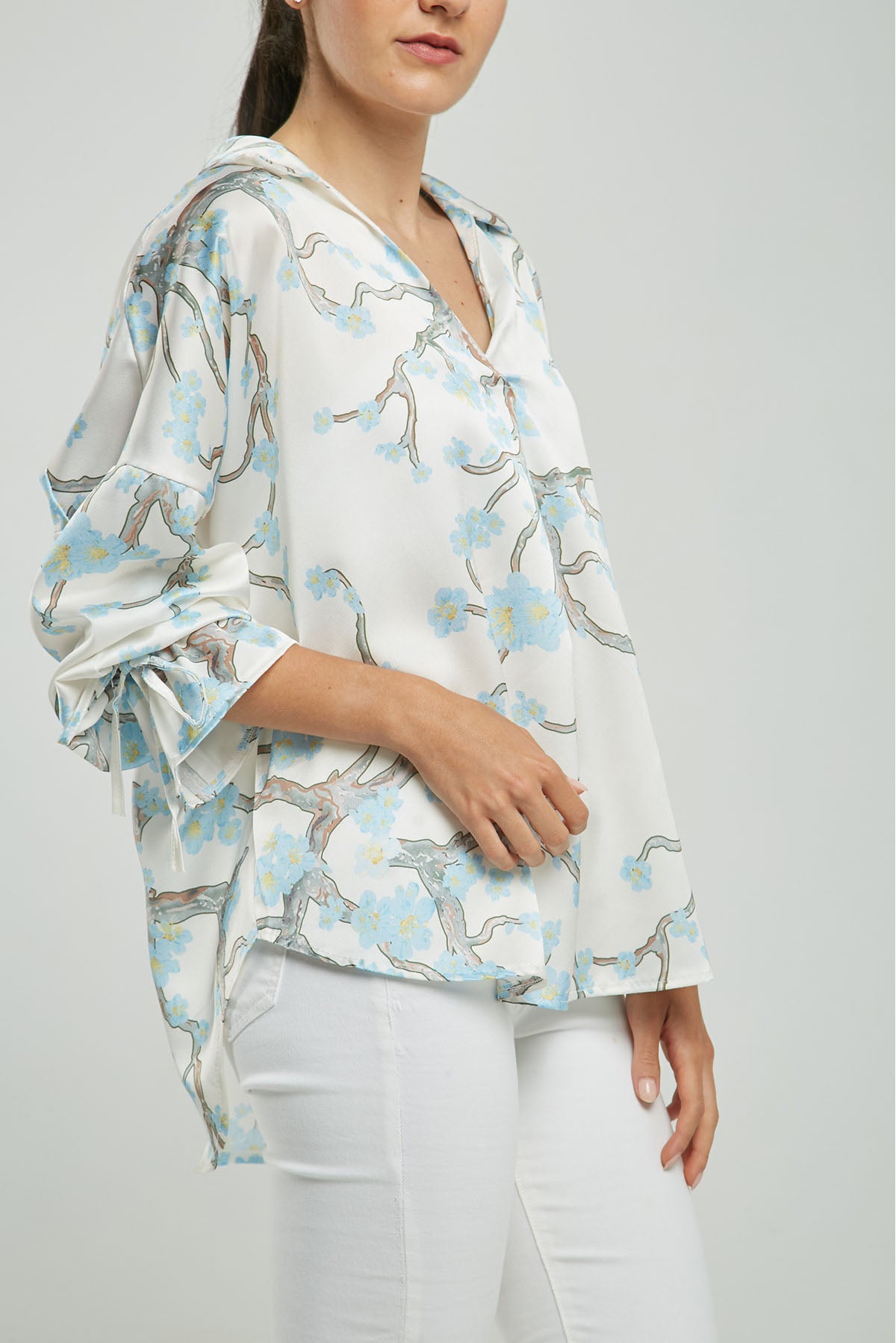 BLUSA SATINADA ESTAMPADA ÁRBOL PUÑO AMARRARA CUELLO CAMISERO