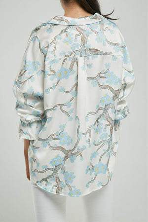 BLUSA SATINADA ESTAMPADA ÁRBOL PUÑO AMARRARA CUELLO CAMISERO
