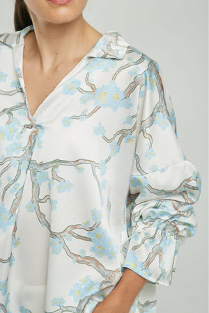 BLUSA SATINADA ESTAMPADA ÁRBOL PUÑO AMARRARA CUELLO CAMISERO