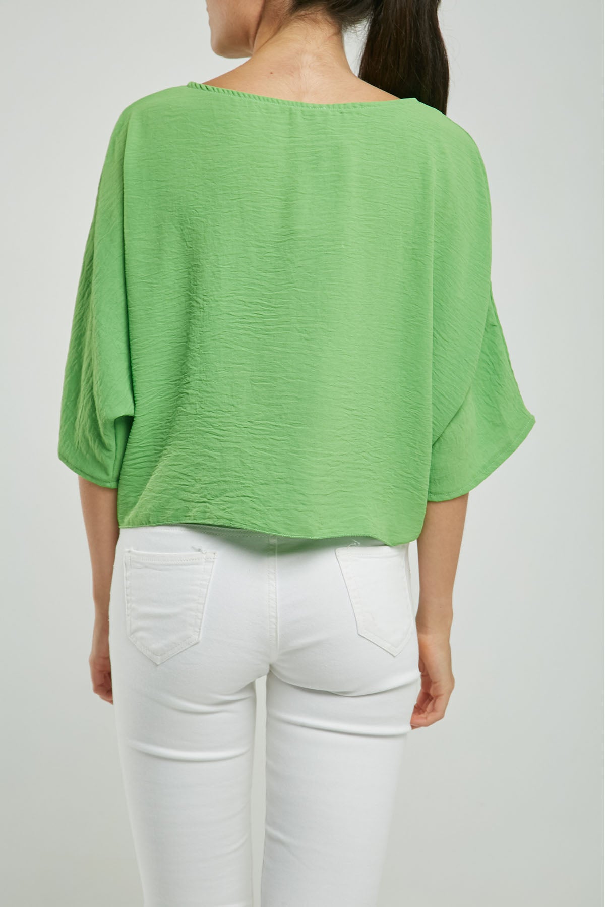 BLUSA CORTE ADELANTE AMARRAR CUELLO REDONDO  MANGA CORTA