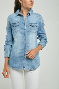 BLUSA JEAN DESTEÑIDO  BOLSILLO TAPAS BOTÓN