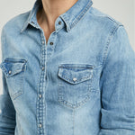 BLUSA JEAN DESTEÑIDO  BOLSILLO TAPAS BOTÓN