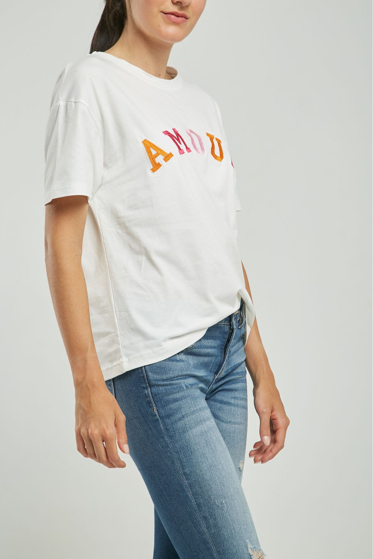 CAMISETA BORDA LETRAS ADELA C/R MANGA CORTA