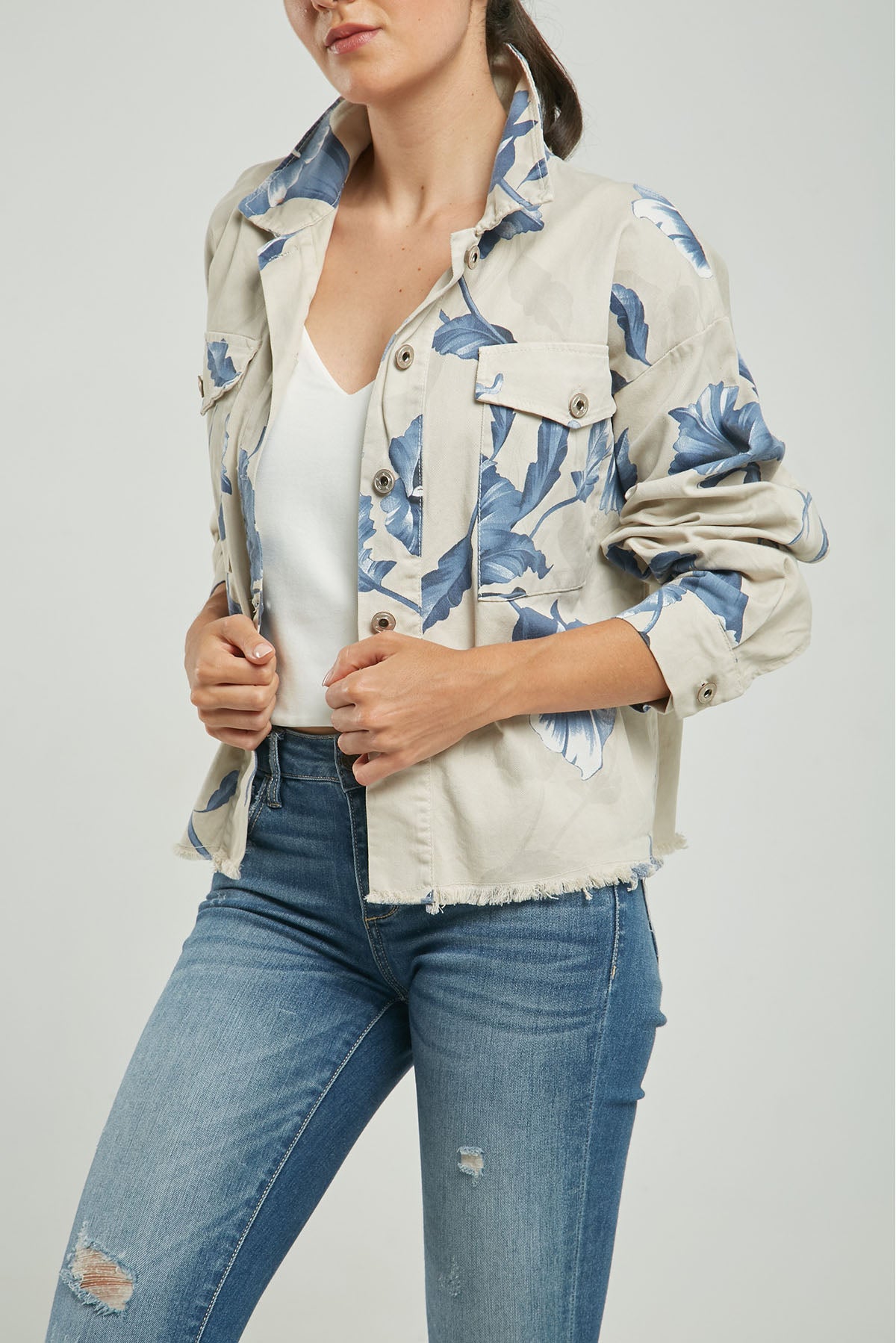CHAQUETA ESTAMPADA  FLORES HOJAS BOLSILLO TAPAS  RUEDO DESFLECADO