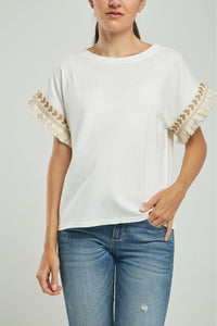 CAMISETA BORDADO MANGA FLECO CUELLO REDONDO MANGA CORT