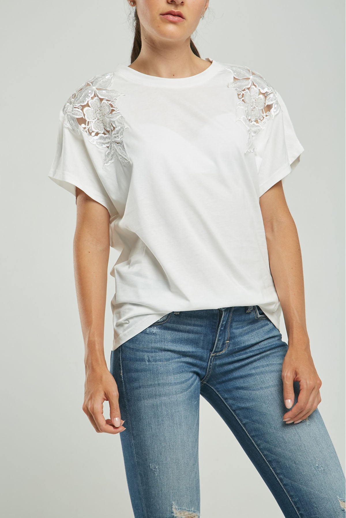 CAMISETA BORDADA LENTEJUELA FLOR HOMBRO C/R MC
