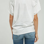 CAMISETA BORDADA LENTEJUELA FLOR HOMBRO C/R MC