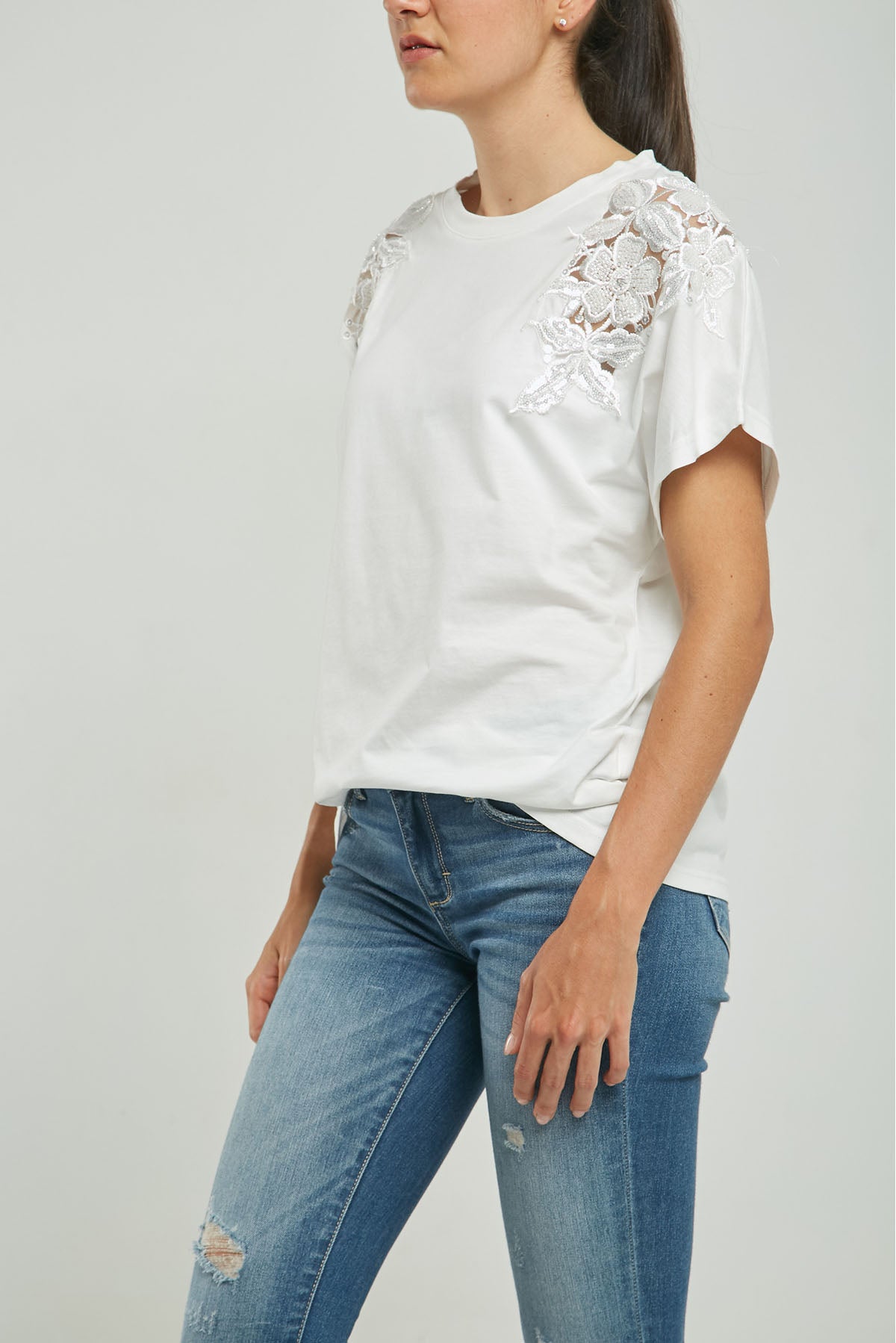 CAMISETA BORDADA LENTEJUELA FLOR HOMBRO C/R MC