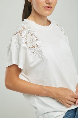 CAMISETA BORDADA LENTEJUELA FLOR HOMBRO C/R MC