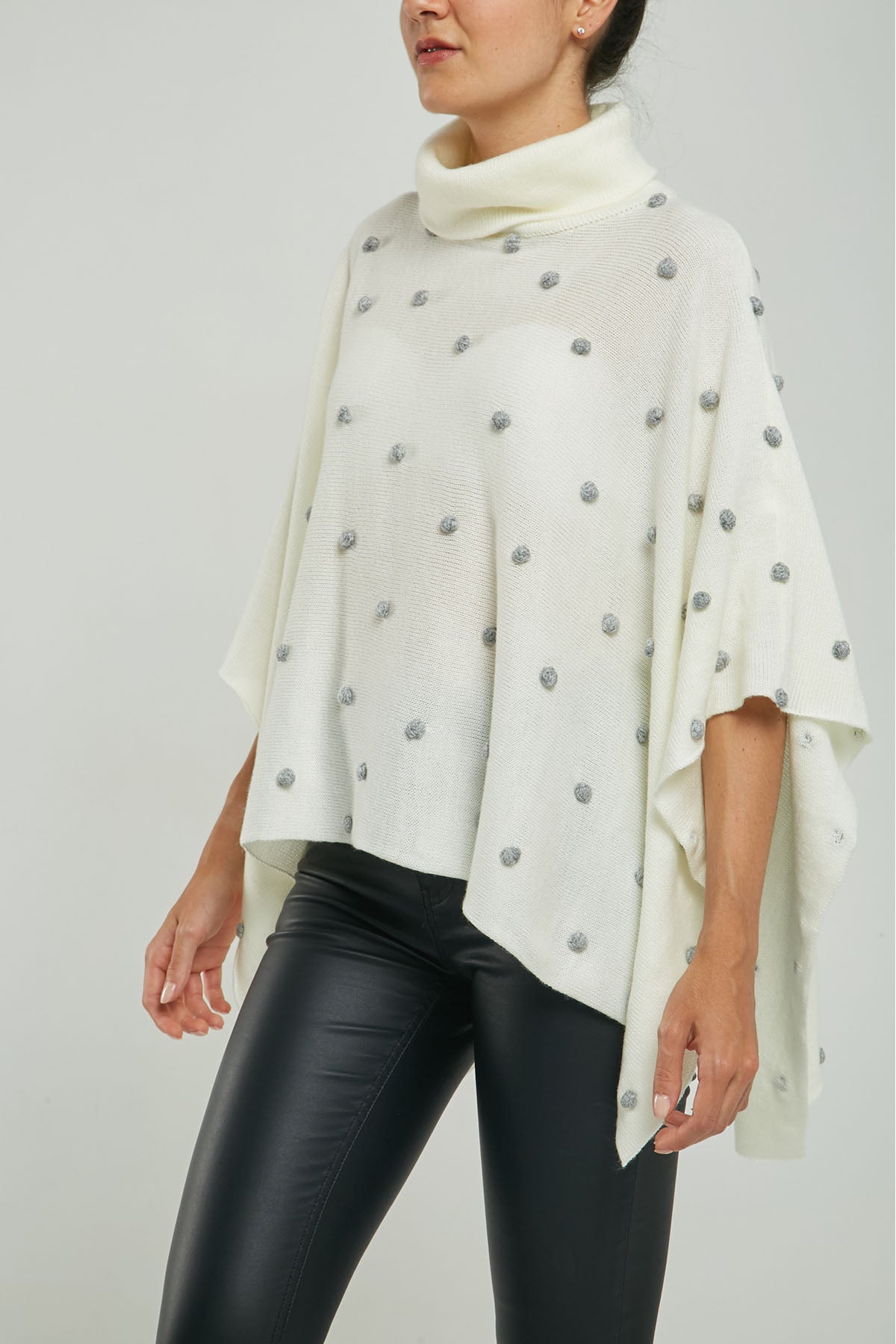 PONCHO TEJIDA CUELLO ALTO PEPAS TEJIDAS