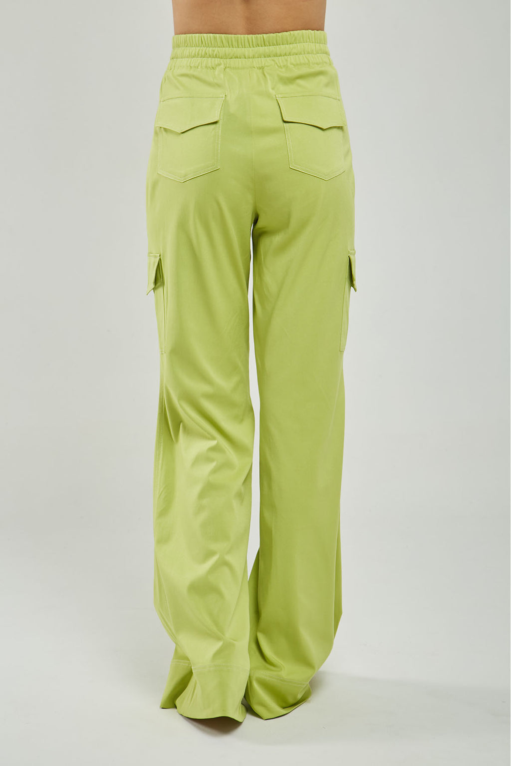 PANTALÓN BOLSILLOS TAPAS LADO BOLSILLO CUADRADO PESPUNTES