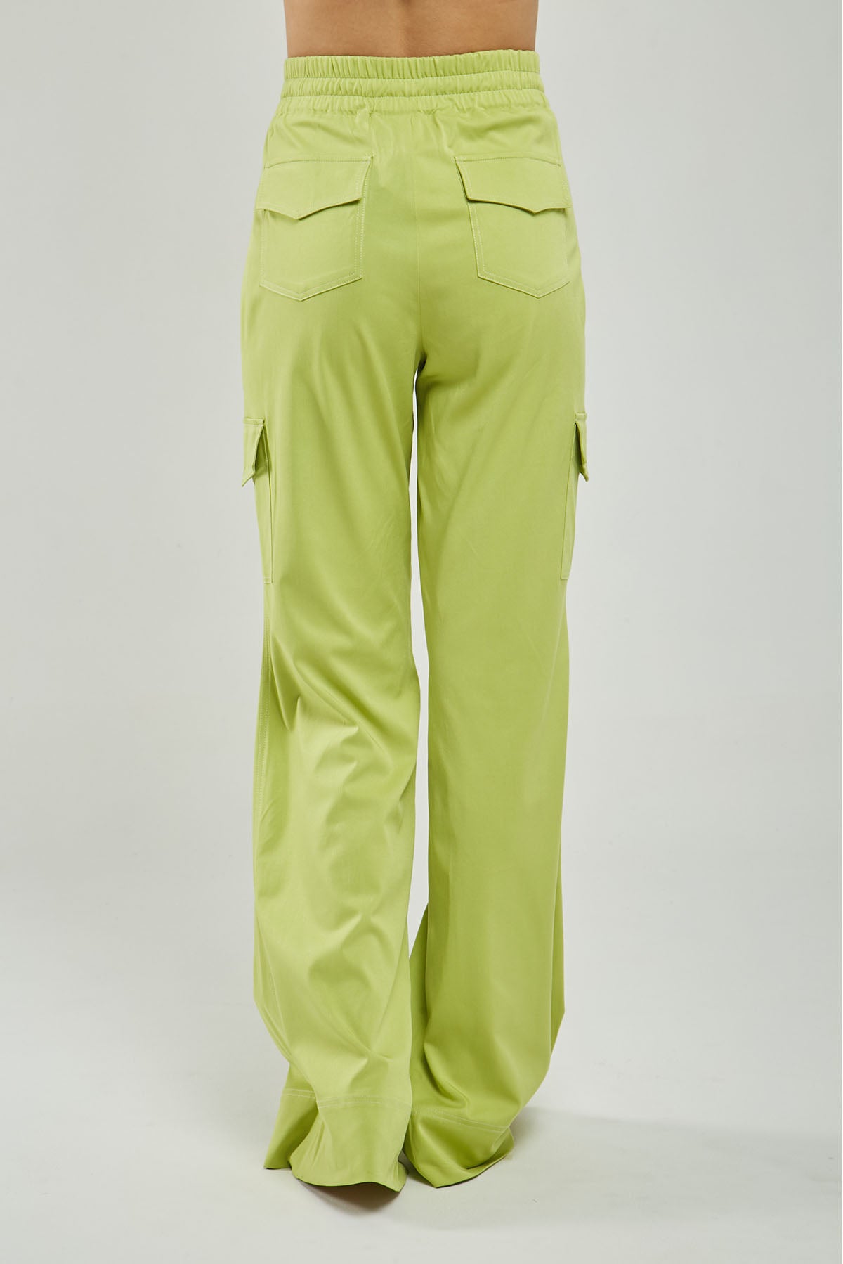 PANTALÓN BOLSILLOS TAPAS LADO BOLSILLO CUADRADO PESPUNTES