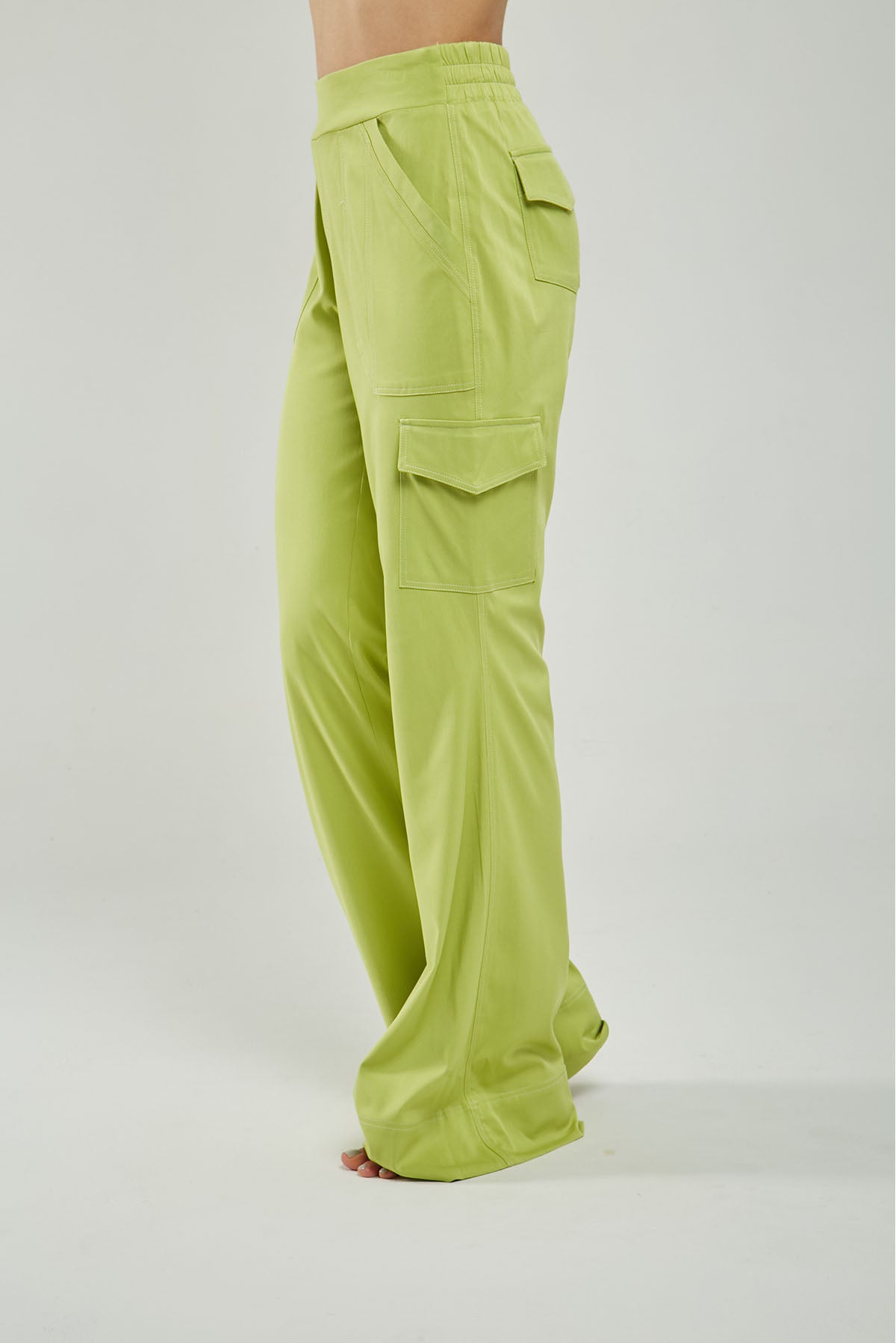 PANTALÓN BOLSILLOS TAPAS LADO BOLSILLO CUADRADO PESPUNTES