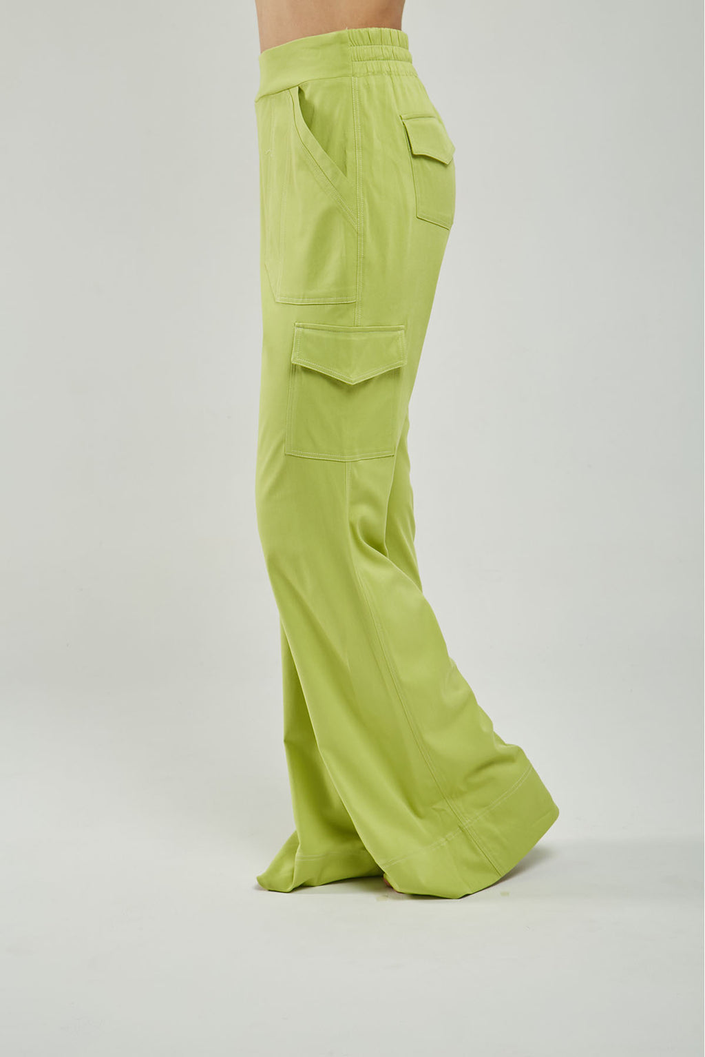 PANTALÓN BOLSILLOS TAPAS LADO BOLSILLO CUADRADO PESPUNTES