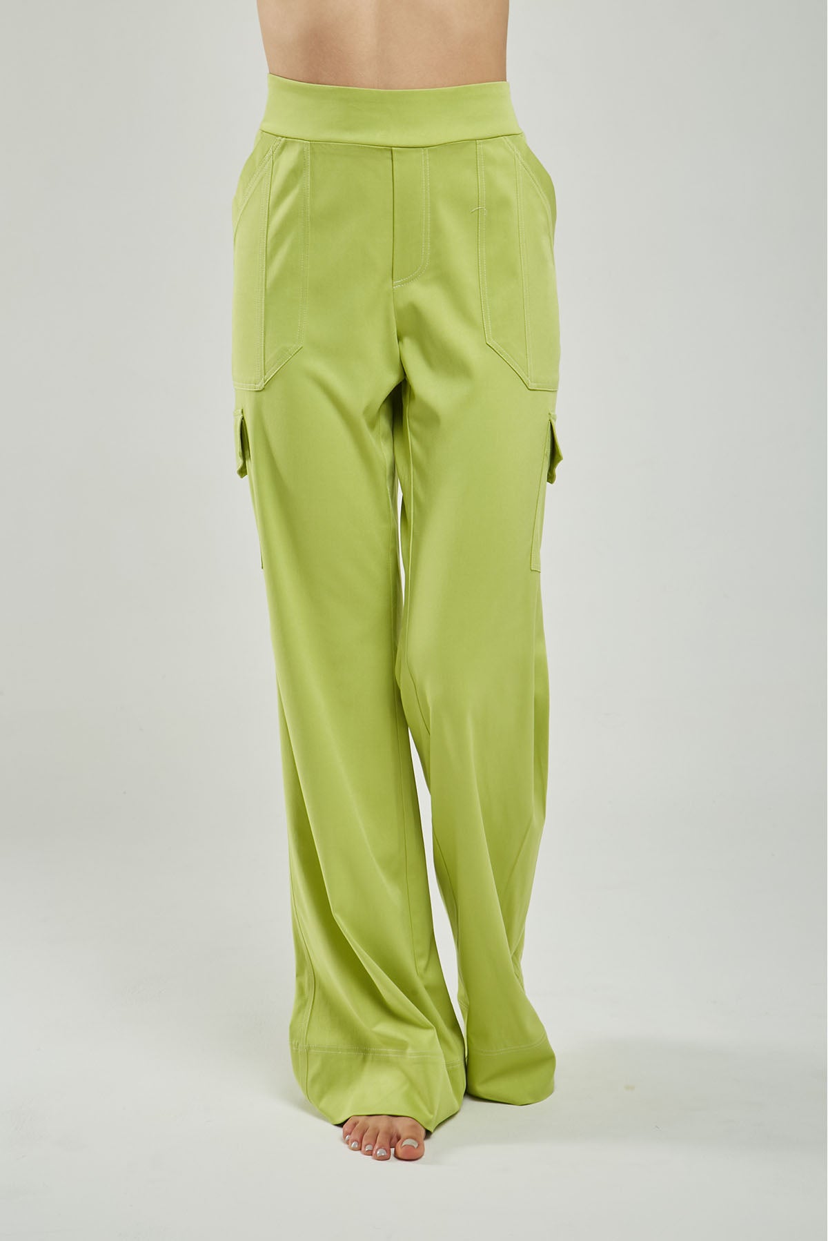 PANTALÓN BOLSILLOS TAPAS LADO BOLSILLO CUADRADO PESPUNTES