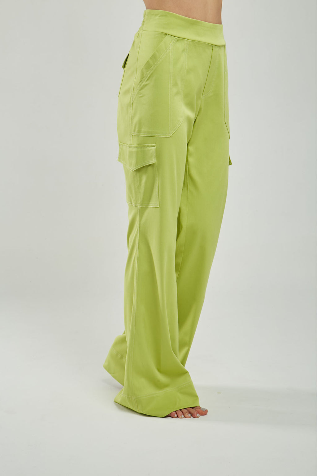 PANTALÓN BOLSILLOS TAPAS LADO BOLSILLO CUADRADO PESPUNTES