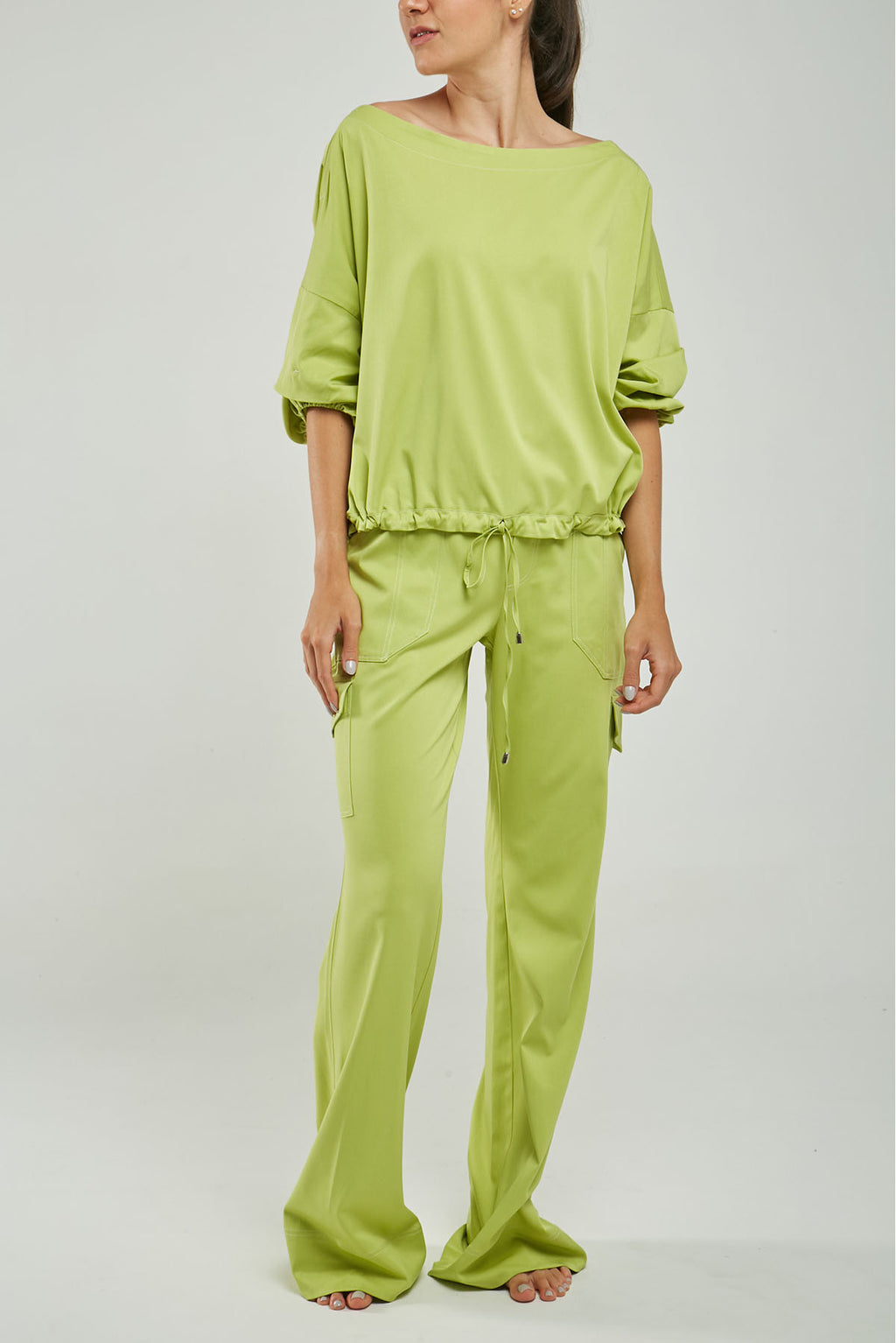 PANTALÓN BOLSILLOS TAPAS LADO BOLSILLO CUADRADO PESPUNTES