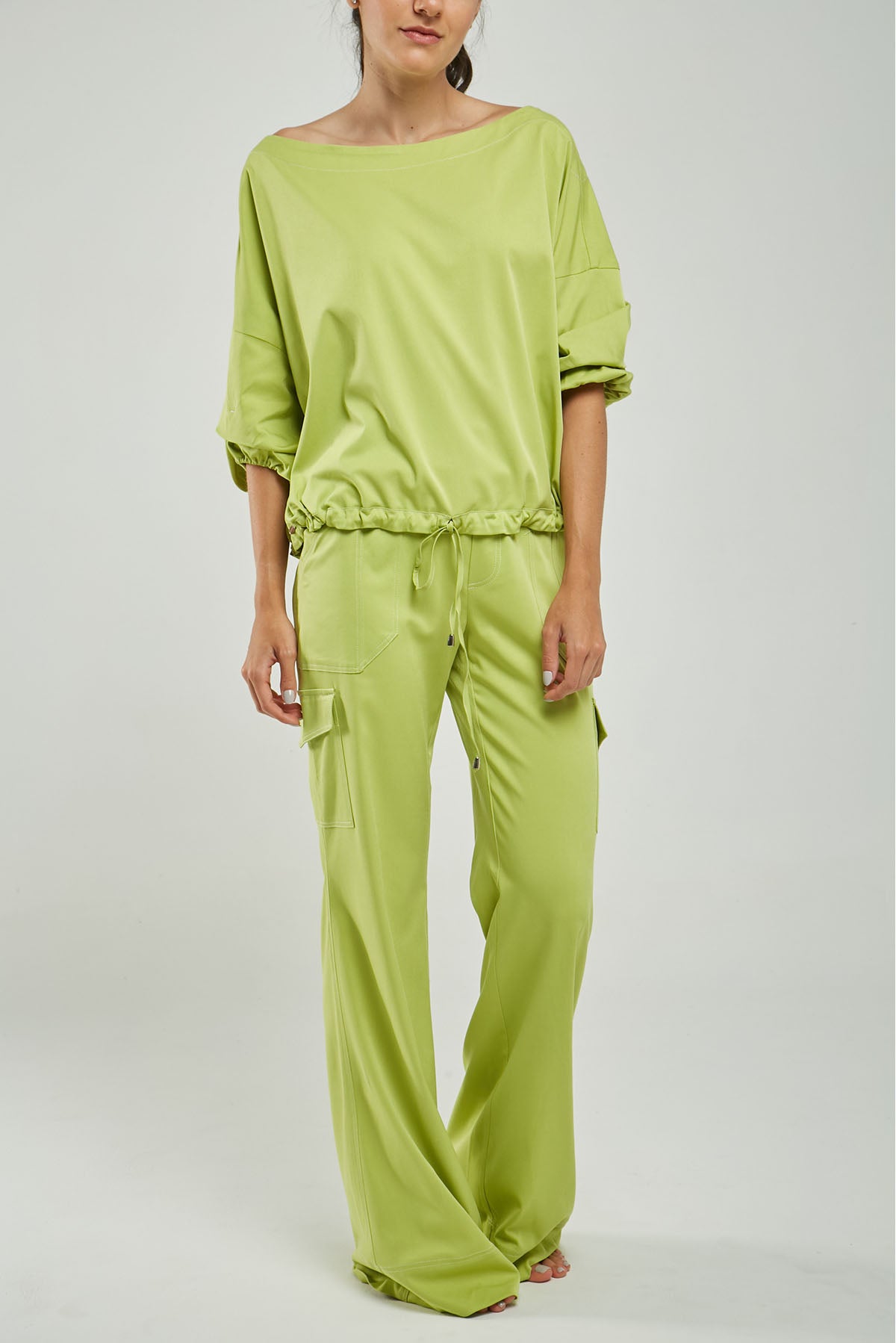 PANTALÓN BOLSILLOS TAPAS LADO BOLSILLO CUADRADO PESPUNTES