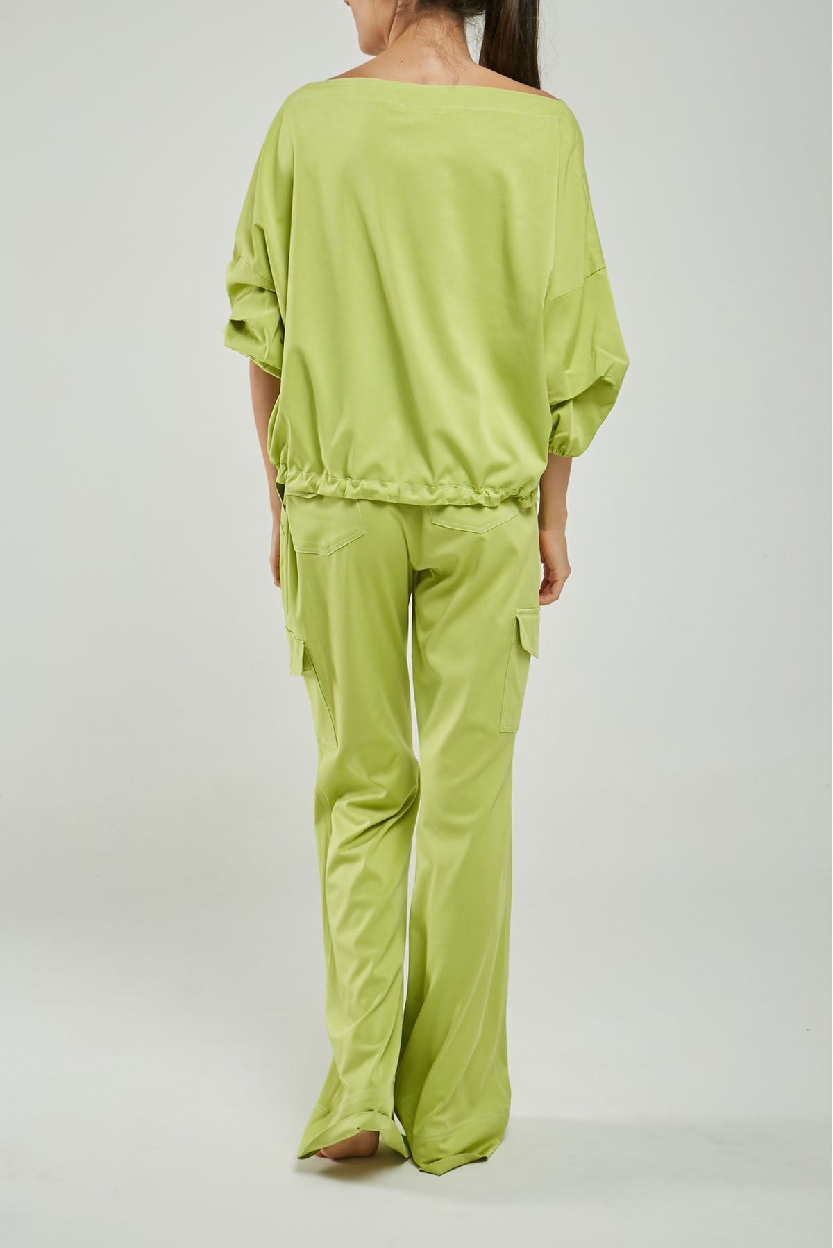 PANTALÓN BOLSILLOS TAPAS LADO BOLSILLO CUADRADO PESPUNTES