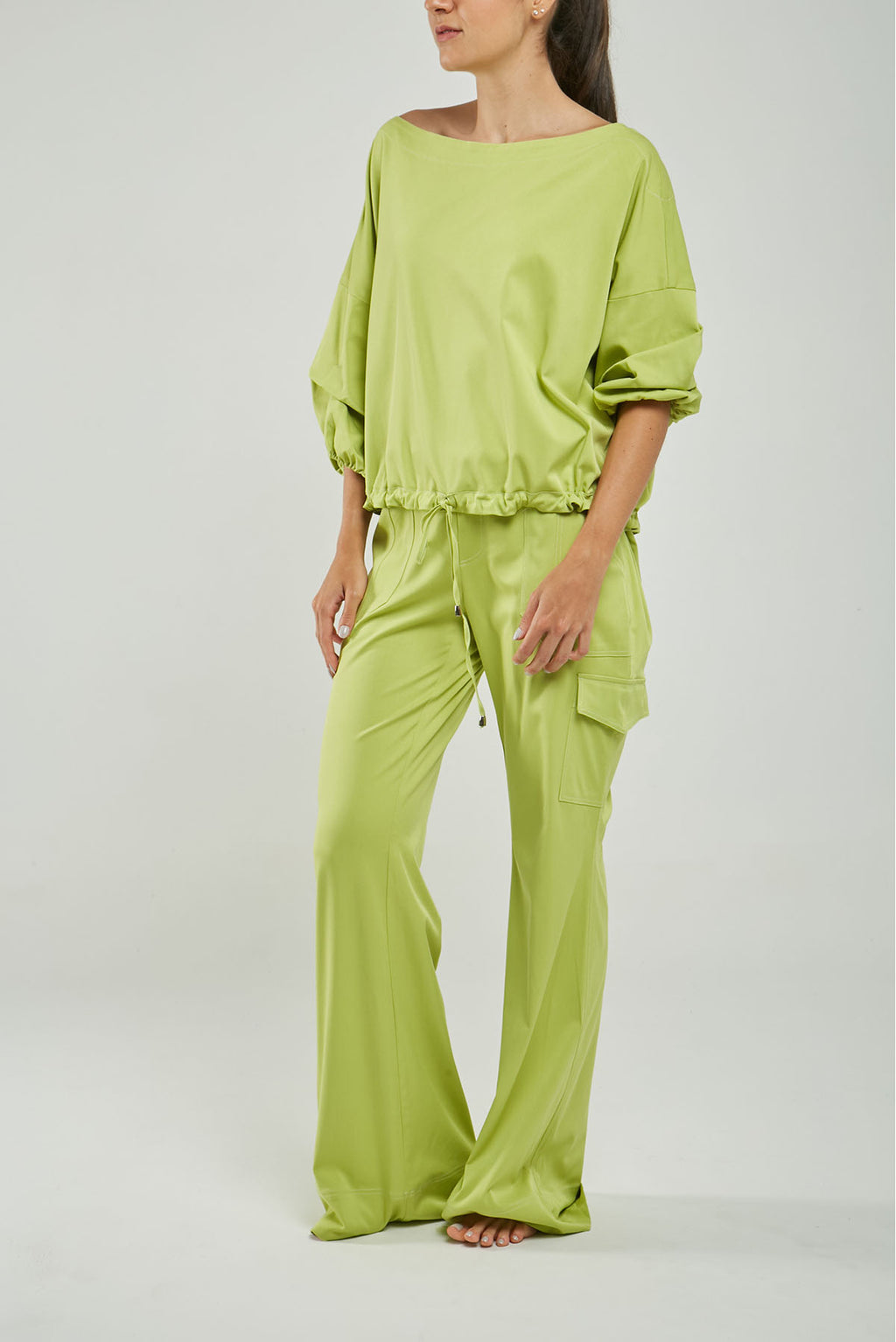 PANTALÓN BOLSILLOS TAPAS LADO BOLSILLO CUADRADO PESPUNTES