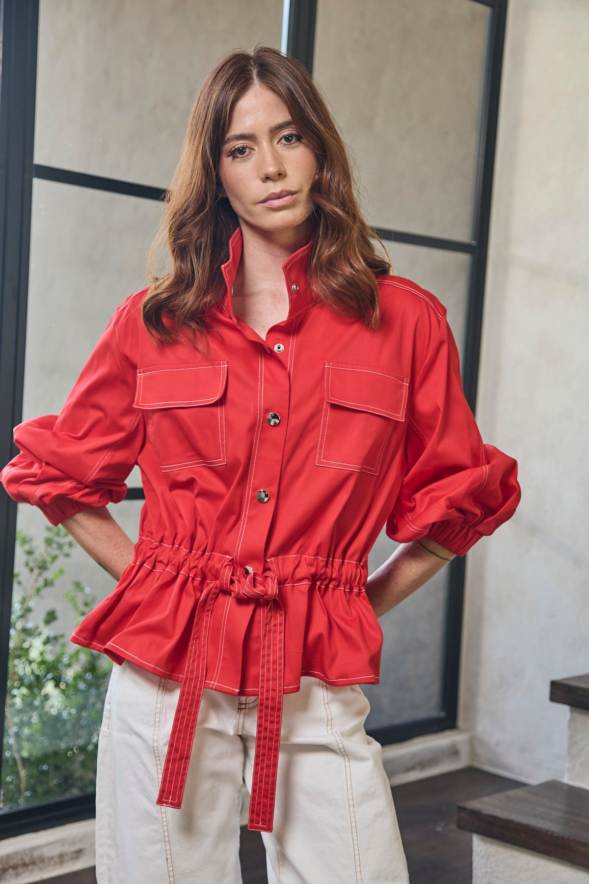 CHAQUETA LARGA CUELLO ALTO CINTURA AJUSTABLE