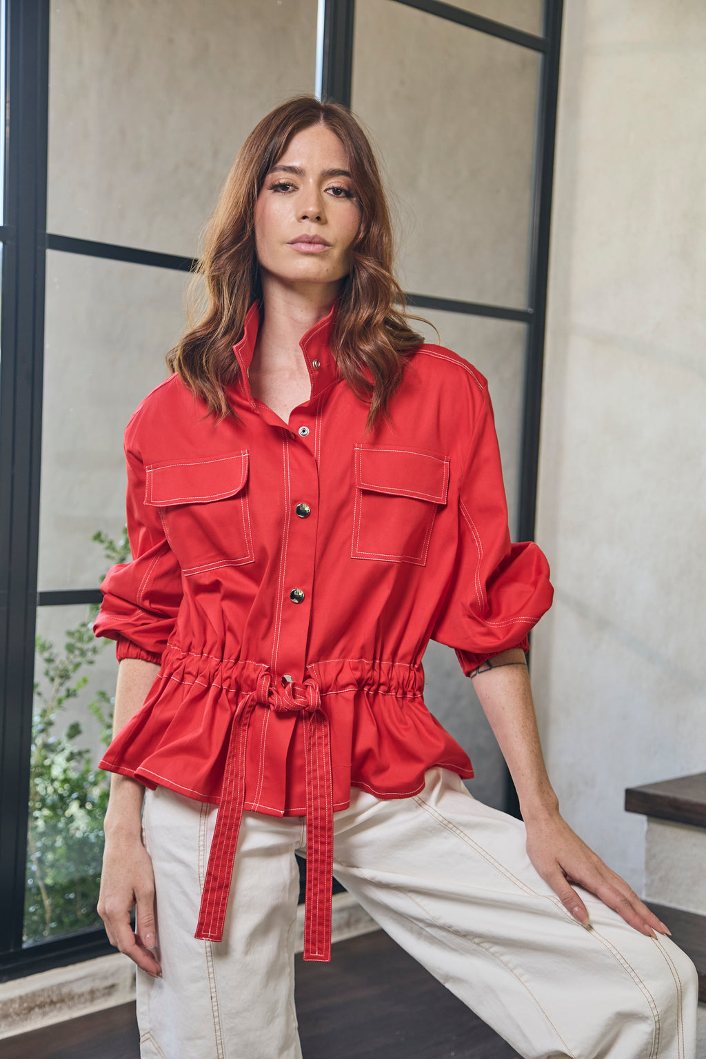 CHAQUETA LARGA CUELLO ALTO CINTURA AJUSTABLE