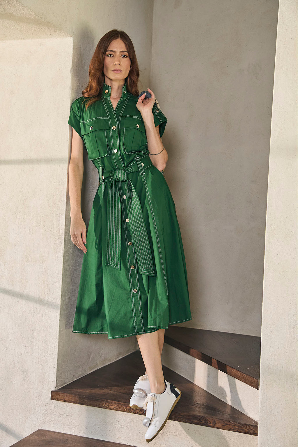 VESTIDO LARGO CON CINTURÓN AJUSTABLE TACHES, MANGA CORTA CON CHARRETERA