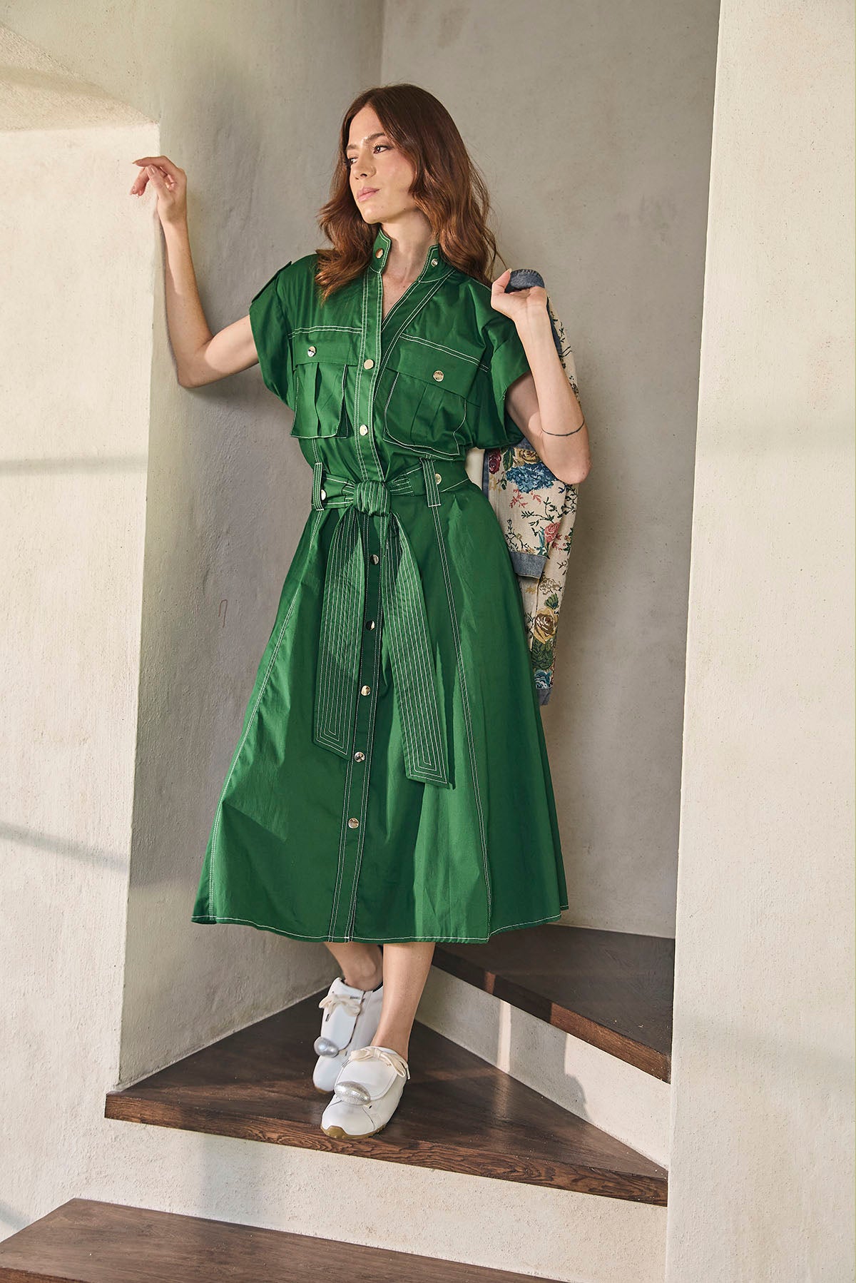 VESTIDO LARGO CON CINTURÓN AJUSTABLE TACHES, MANGA CORTA CON CHARRETERA