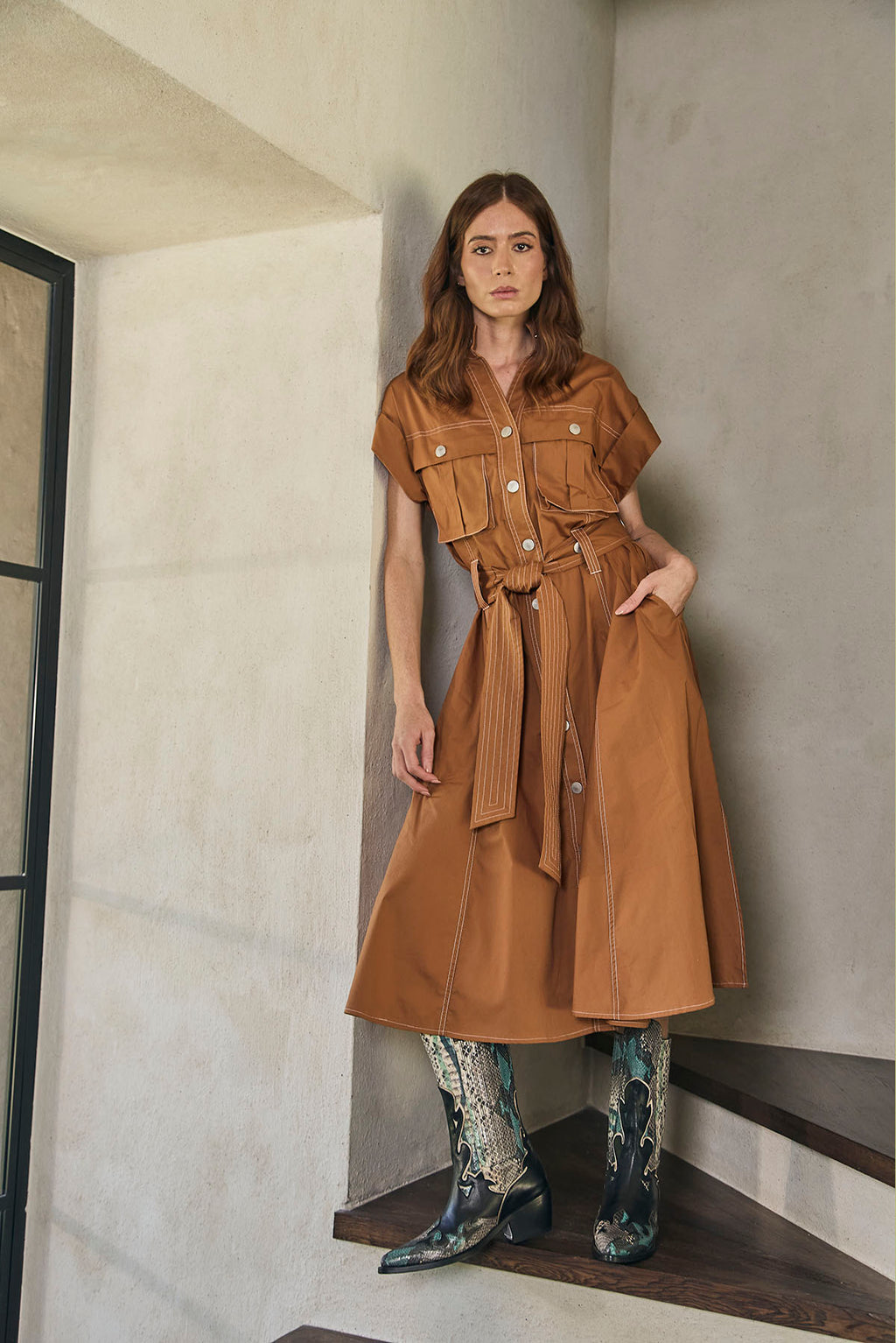 VESTIDO LARGO CON CINTURÓN AJUSTABLE TACHES, MANGA CORTA CON CHARRETERA
