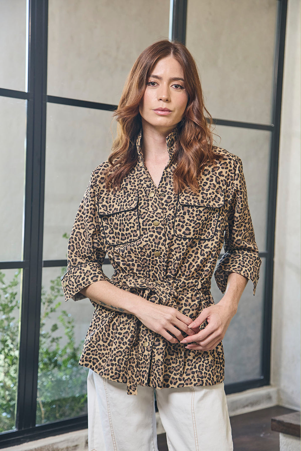 CHAQUETA TIPO SAFARI MANGA LARGA CUELLO NERU CON ESTAMPADO ANIMAL PRINT