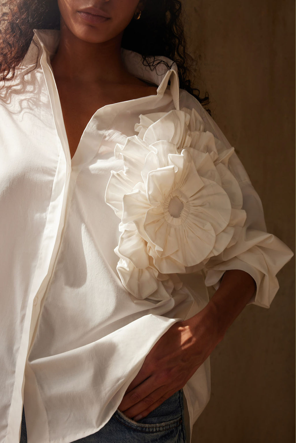 CAMISA CON FLOR EN TELA EN FRENT IZQUIERDO CUELLO CAMISERO