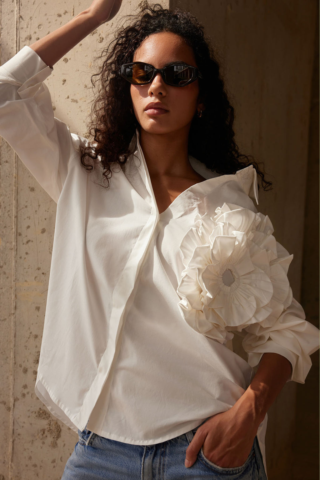 CAMISA CON FLOR EN TELA EN FRENT IZQUIERDO CUELLO CAMISERO