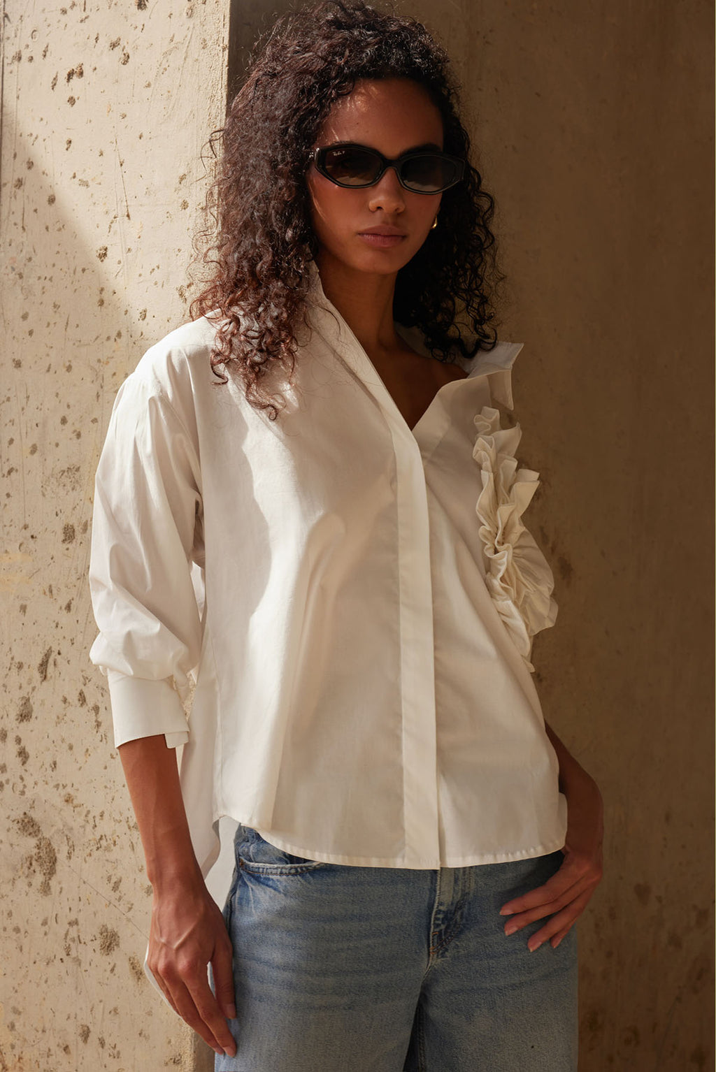 CAMISA CON FLOR EN TELA EN FRENT IZQUIERDO CUELLO CAMISERO