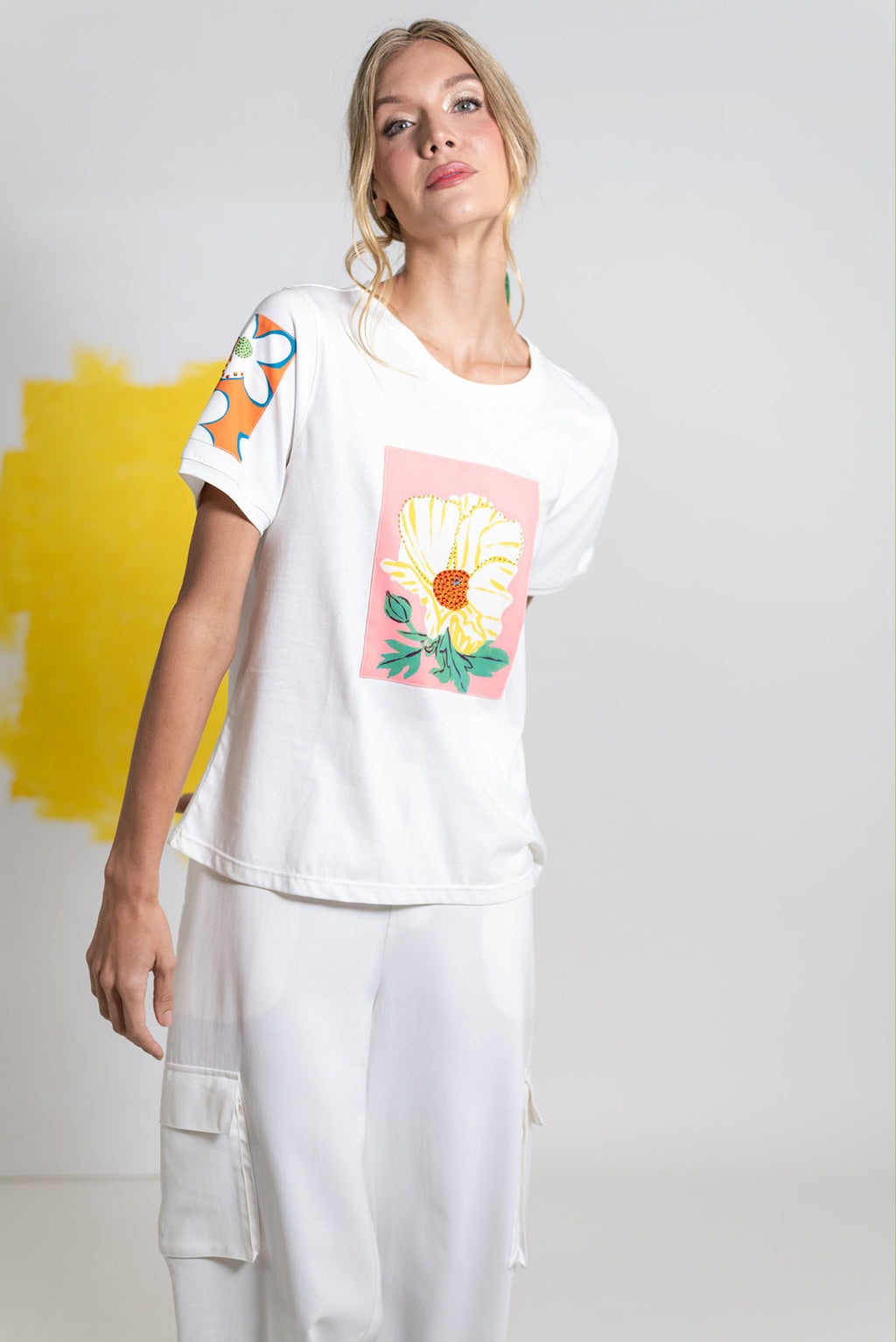 CAMISETA CUELLO REDONDO CON PARCHE FRONTAL DE FLORES