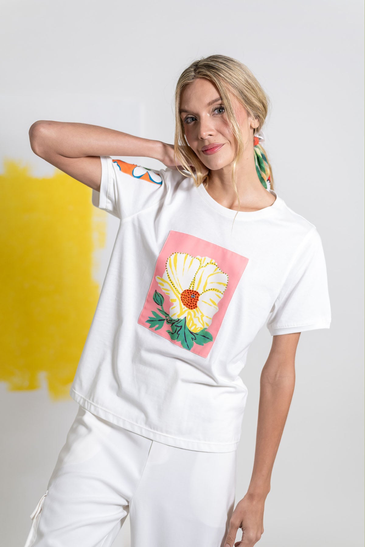 CAMISETA CUELLO REDONDO CON PARCHE FRONTAL DE FLORES