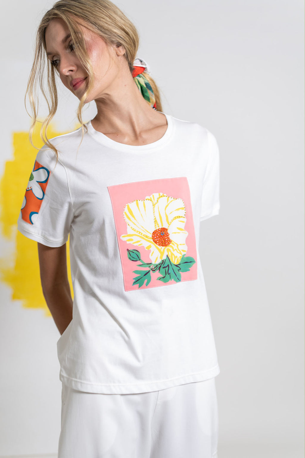 CAMISETA CUELLO REDONDO CON PARCHE FRONTAL DE FLORES