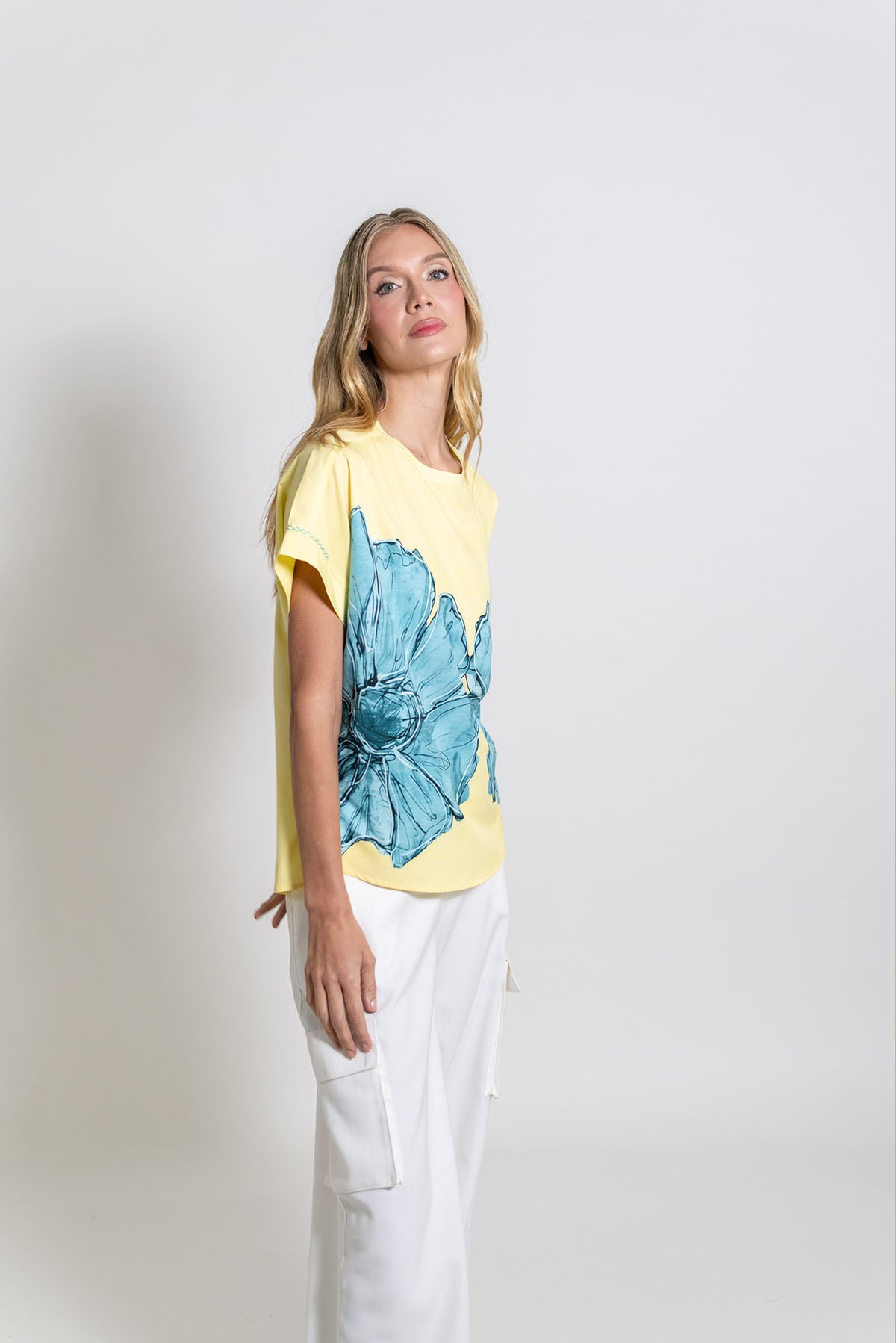 CAMISETA CUELLO REDONDO CON ESTAMPADO DE FLORES