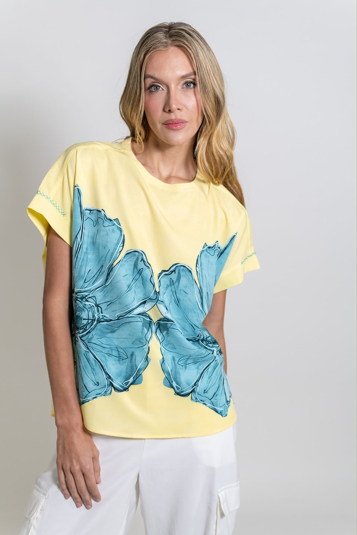 CAMISETA CUELLO REDONDO CON ESTAMPADO DE FLORES