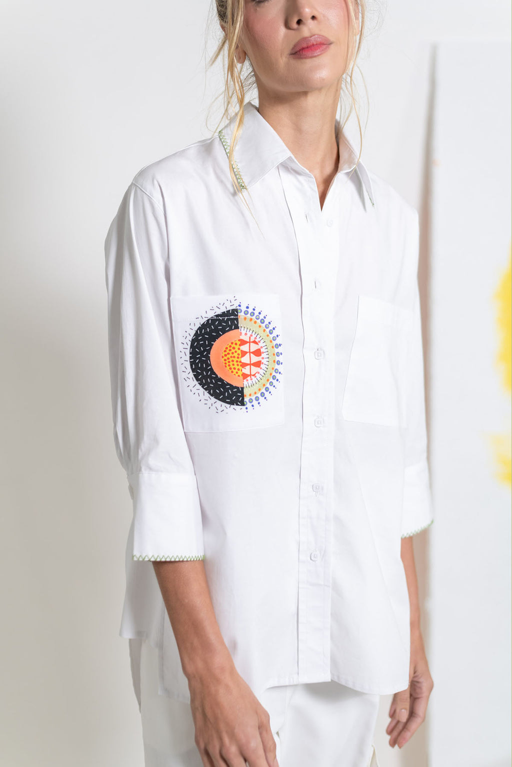 CAMISA CUELLO CAMISERO MANGA 3/4 CON ESTAMPADO TRASERO