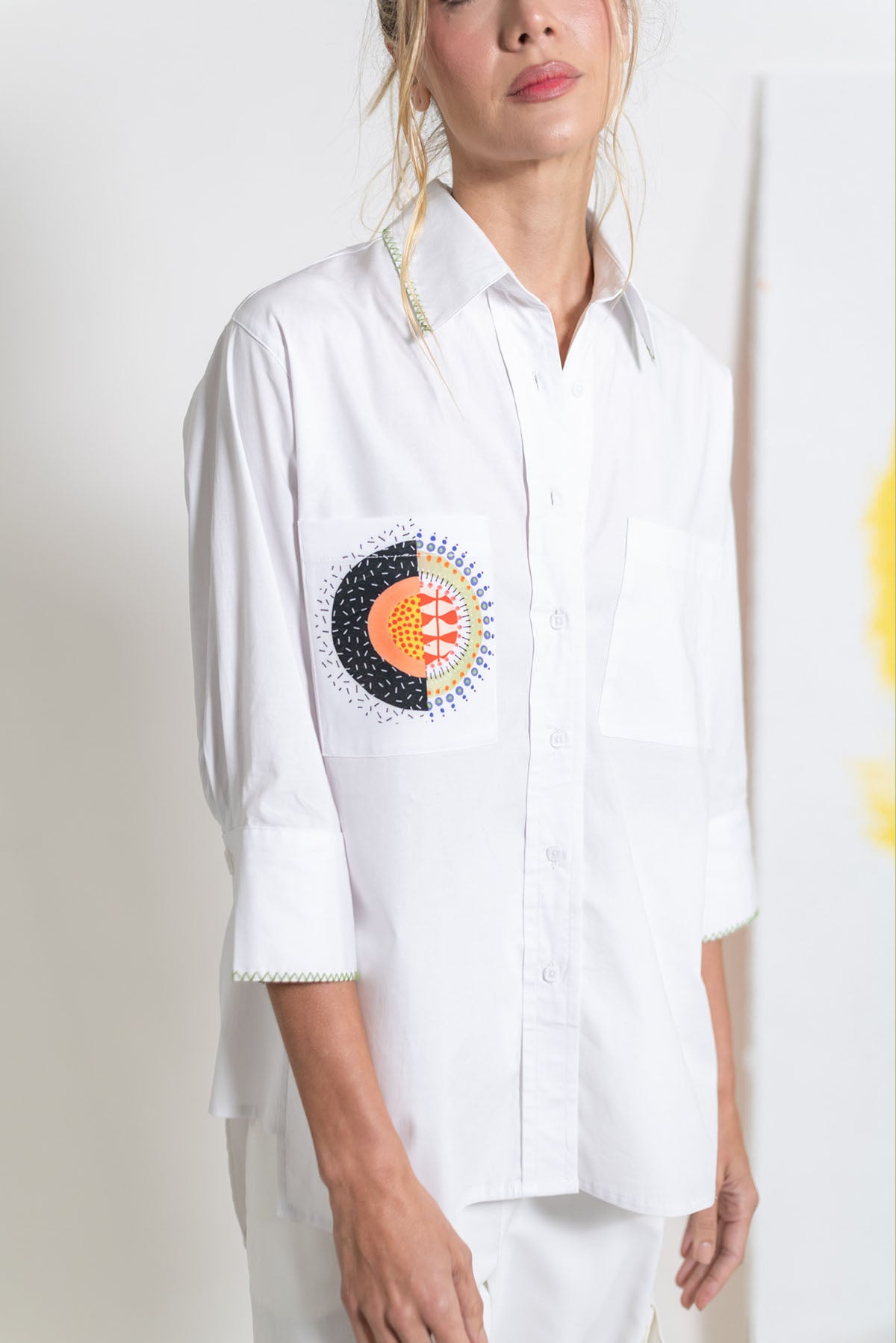 CAMISA CUELLO CAMISERO MANGA 3/4 CON ESTAMPADO TRASERO