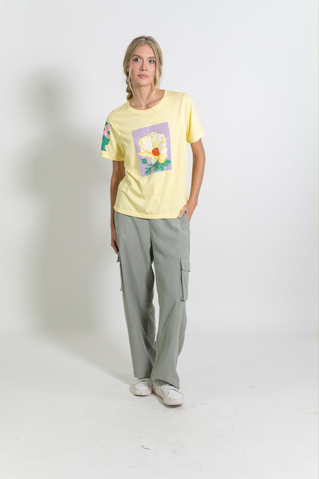 CAMISETA CUELLO REDONDO CON PARCHE FRONTAL DE FLORES