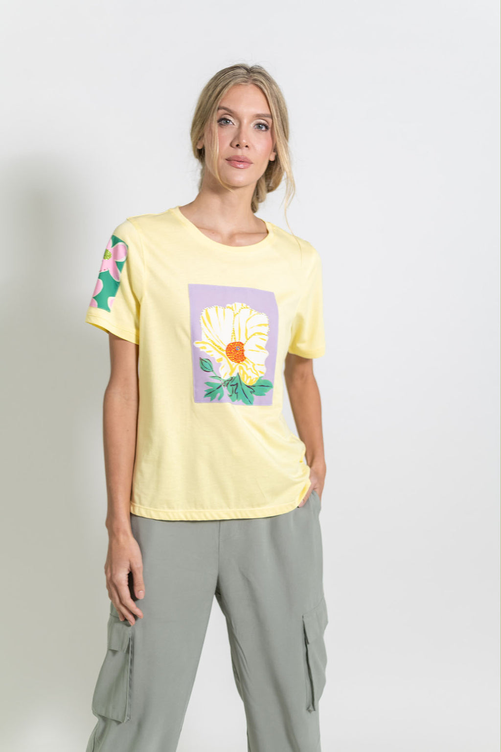 CAMISETA CUELLO REDONDO CON PARCHE FRONTAL DE FLORES