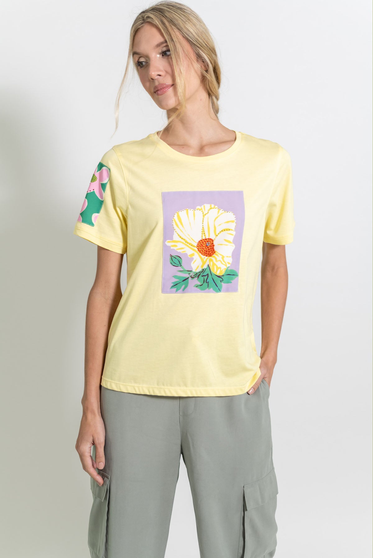 CAMISETA CUELLO REDONDO CON PARCHE FRONTAL DE FLORES