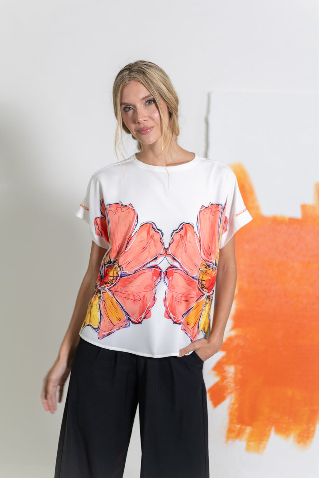 CAMISETA CUELLO REDONDO CON ESTAMPADO DE FLORES
