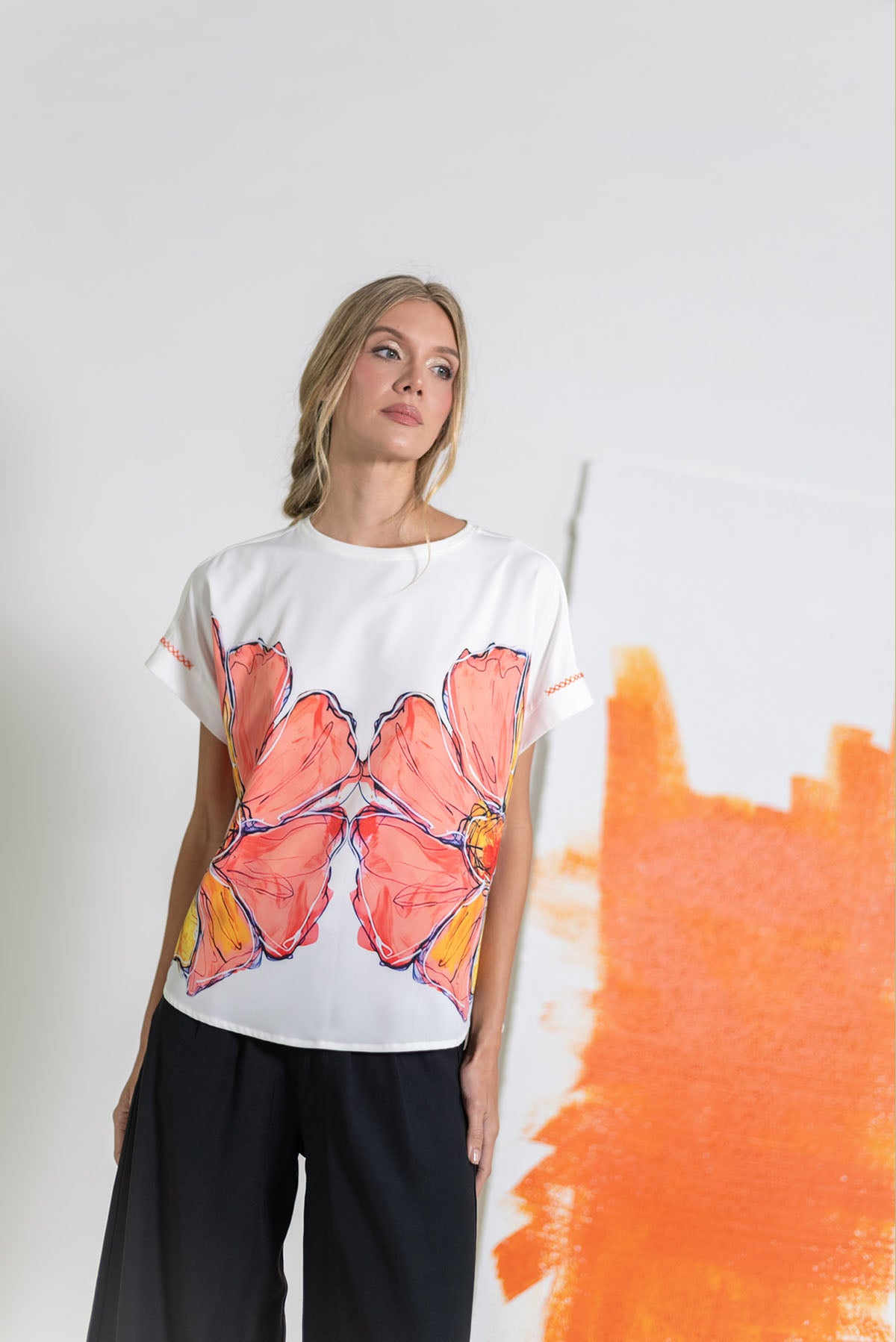 CAMISETA CUELLO REDONDO CON ESTAMPADO DE FLORES