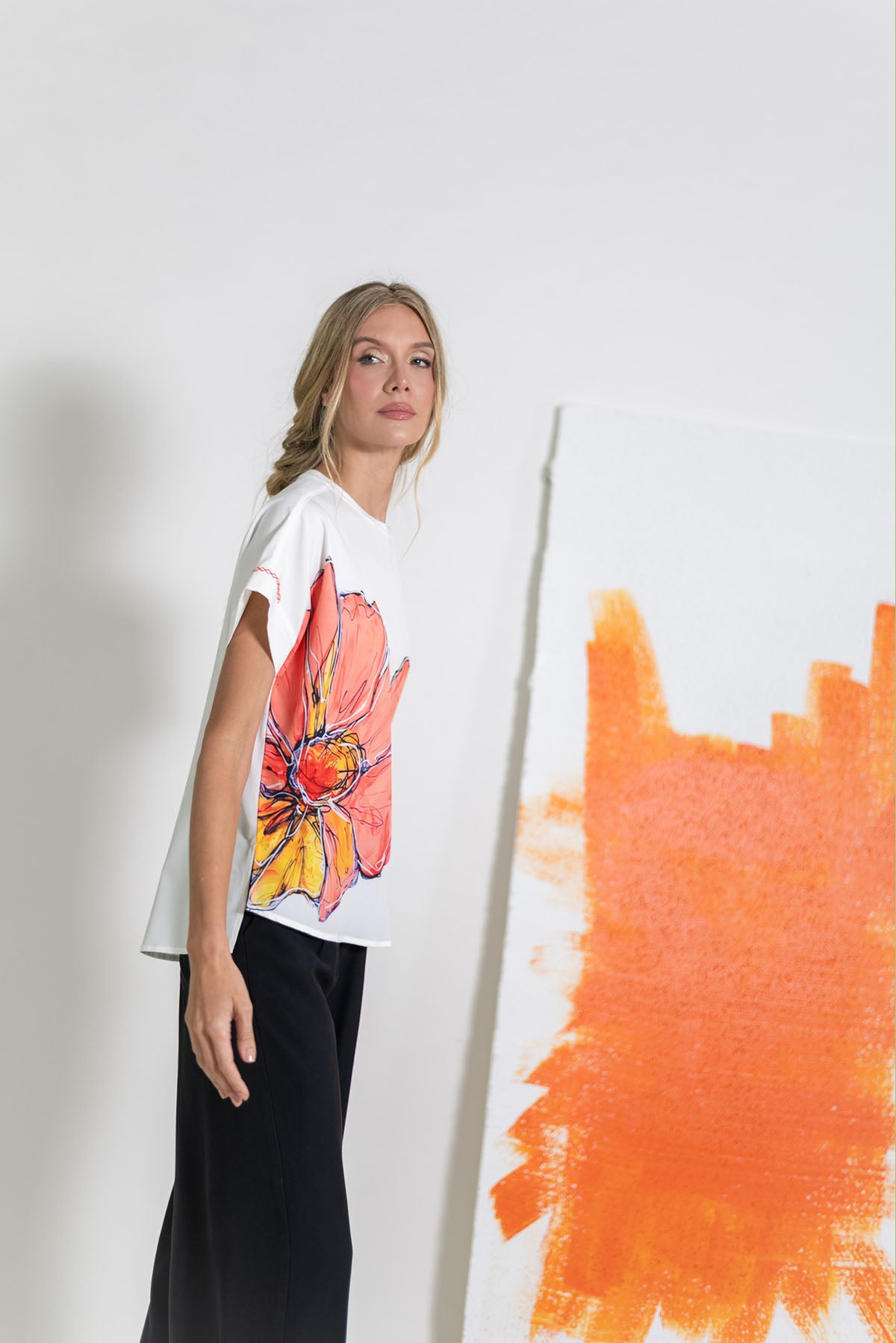 CAMISETA CUELLO REDONDO CON ESTAMPADO DE FLORES