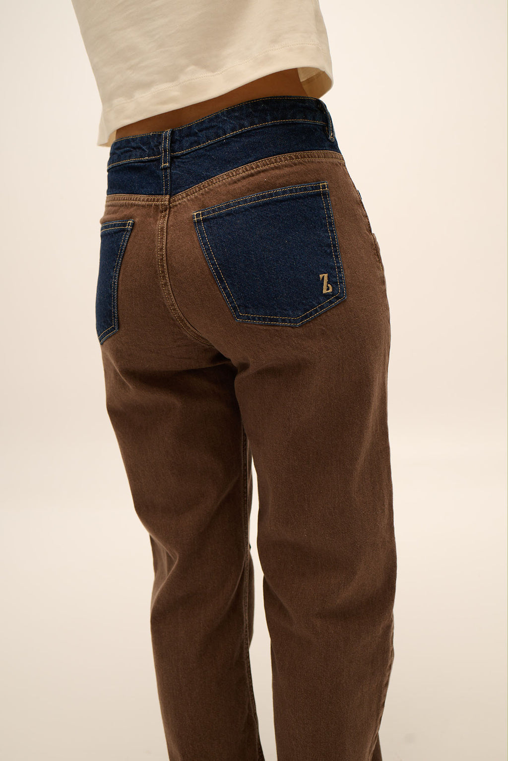 JEANS BOTA RECTA DE 2 TONOS CORTE AL FRENTE Y RODILLA