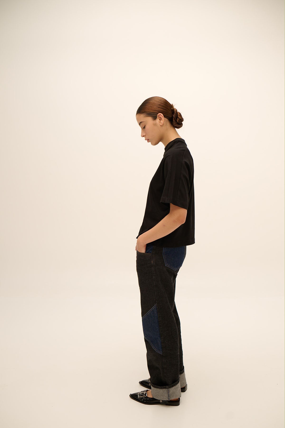 JEANS BOTA RECTA DE 2 TONOS CORTE AL FRENTE Y RODILLA