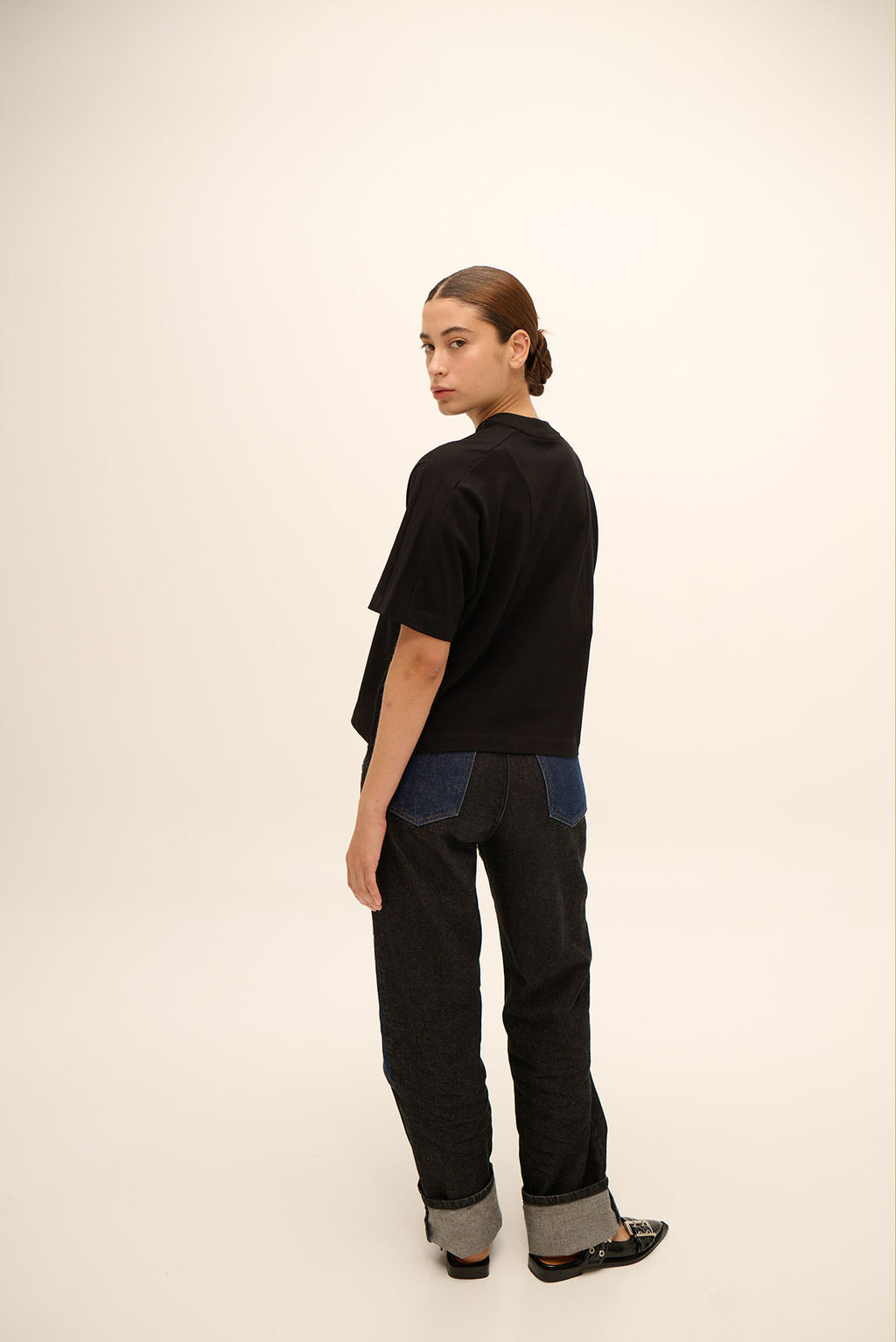 JEANS BOTA RECTA DE 2 TONOS CORTE AL FRENTE Y RODILLA